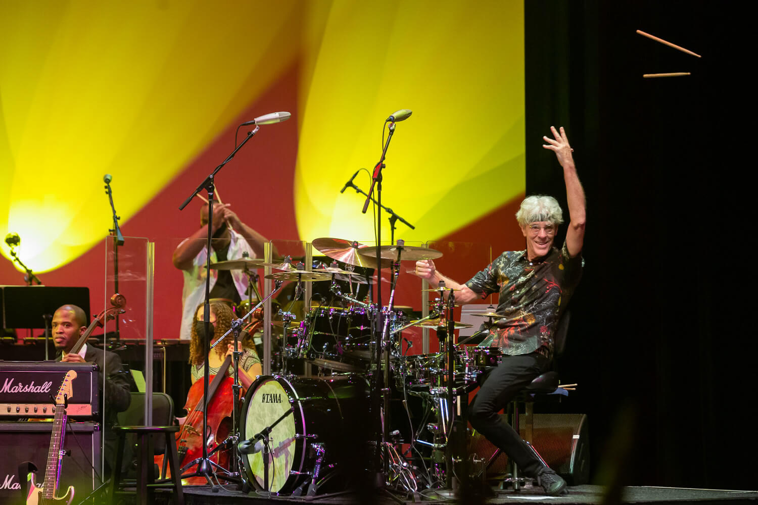 Stewart Copeland bei einem Konzert am Schlagzeug