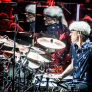 Ein Foto von Stewart Copeland wie er Schlagzeug spielt