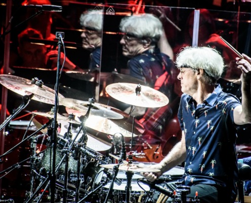 Ein Foto von Stewart Copeland wie er Schlagzeug spielt